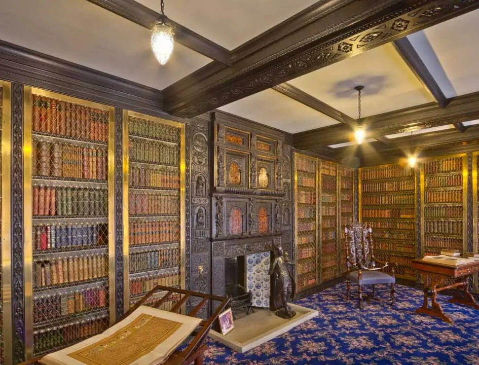 Una biblioteca antigua, la cuna del saber