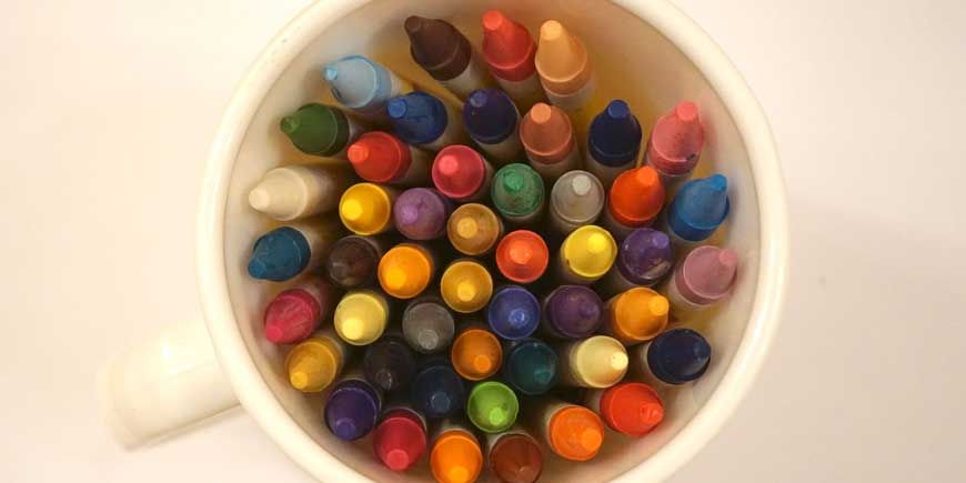 Crayones de colores en una taza