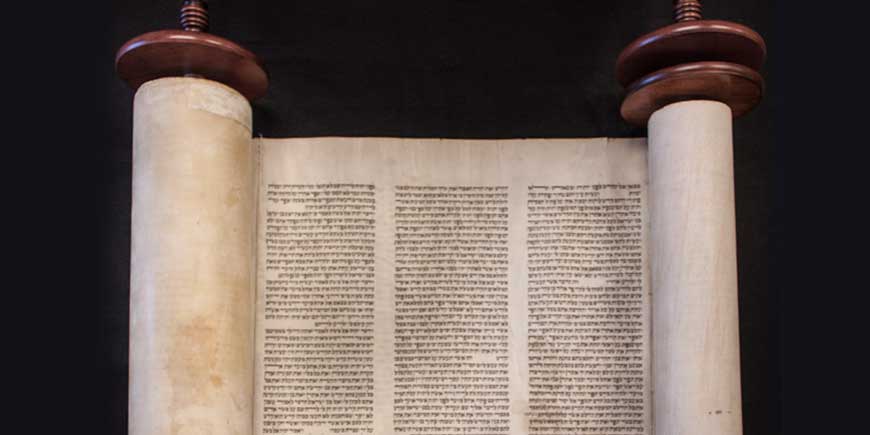 Torá hebrea realizada en pergamino - VCU Libraries | Flickr